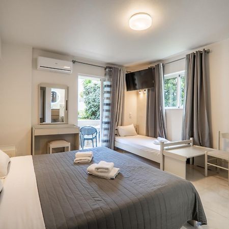 Manos Beachside Apartments Agia Marina  Exterior photo