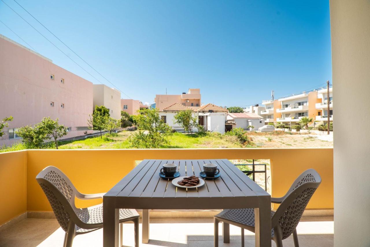 Manos Beachside Apartments Agia Marina  Exterior photo