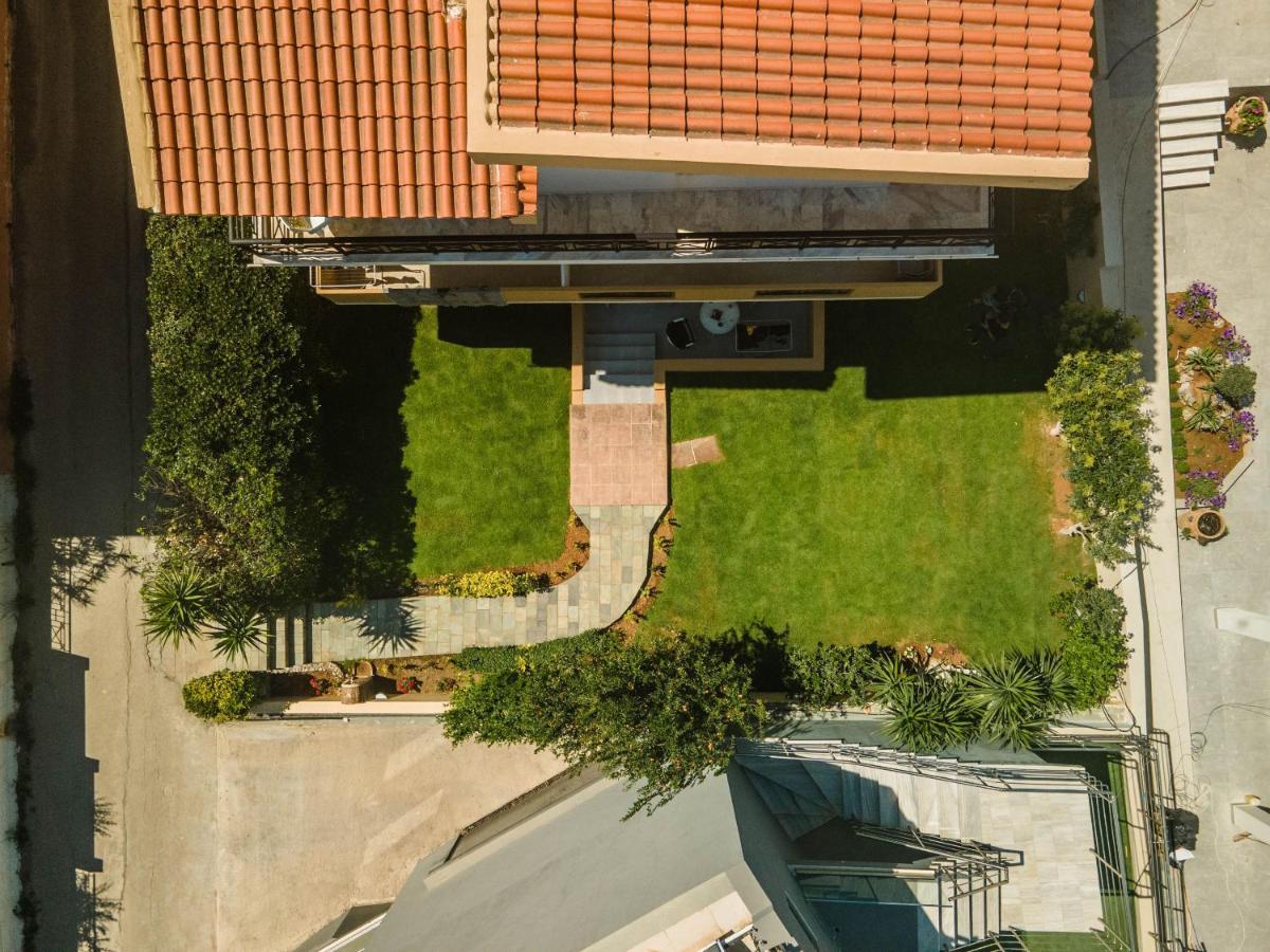 Manos Beachside Apartments Agia Marina  Exterior photo