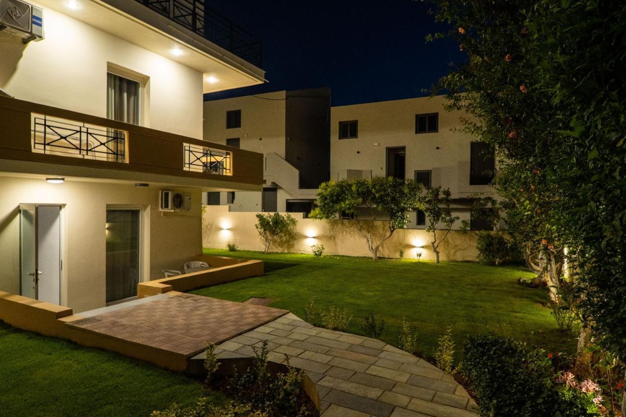 Manos Beachside Apartments Agia Marina  Exterior photo