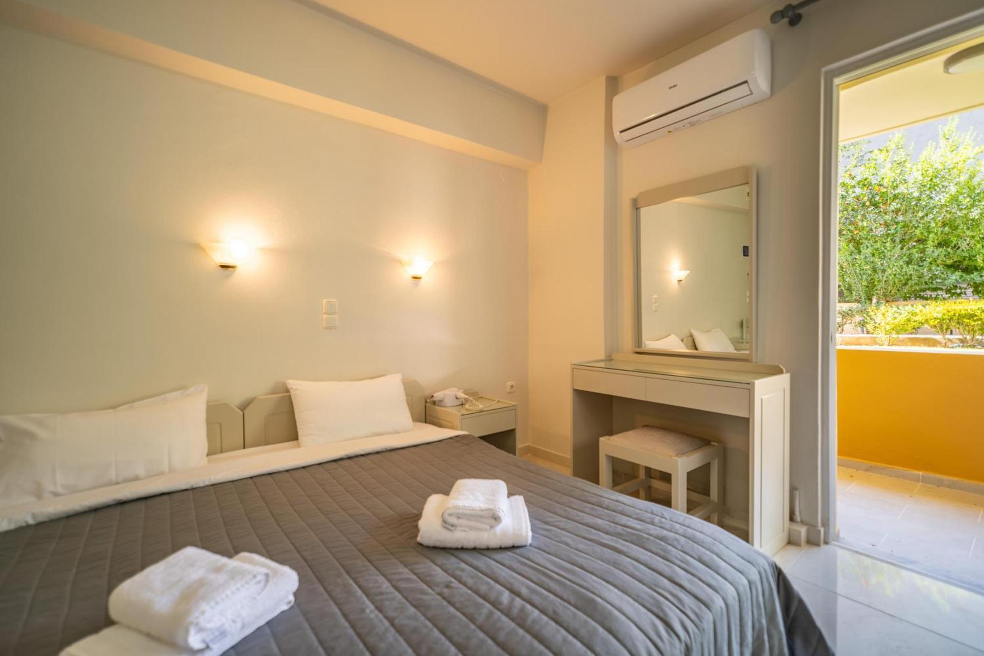 Manos Beachside Apartments Agia Marina  Exterior photo