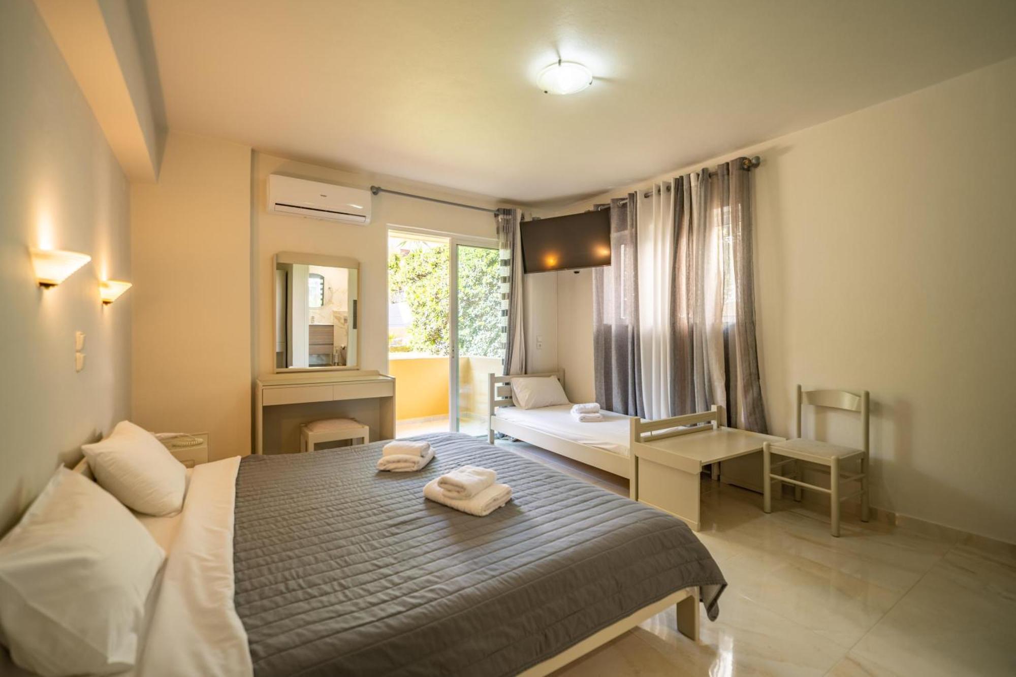 Manos Beachside Apartments Agia Marina  Exterior photo