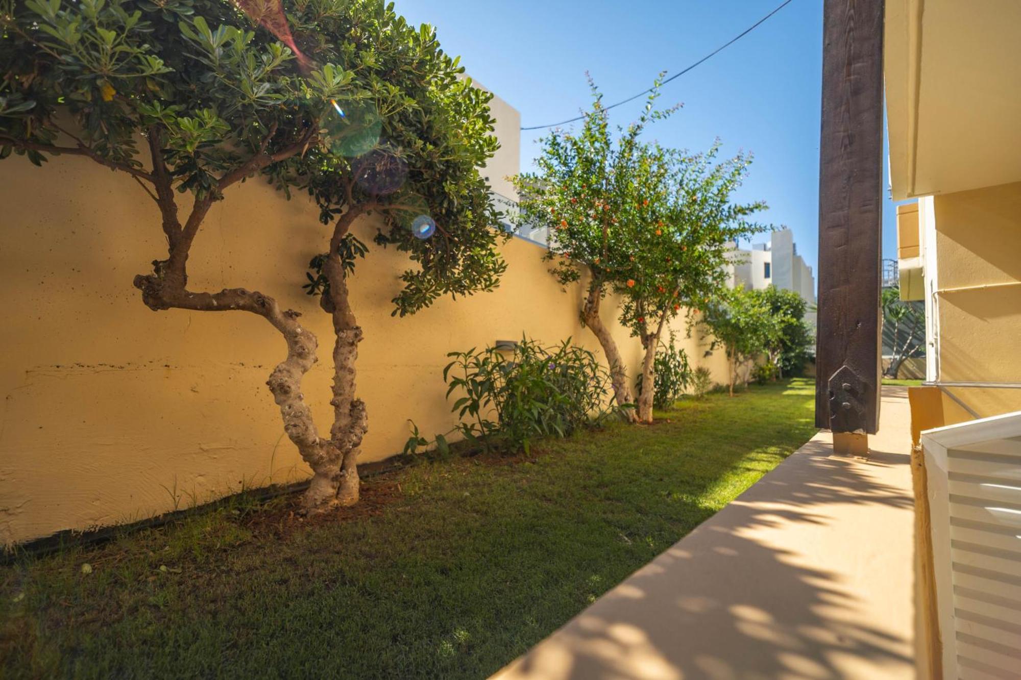 Manos Beachside Apartments Agia Marina  Exterior photo
