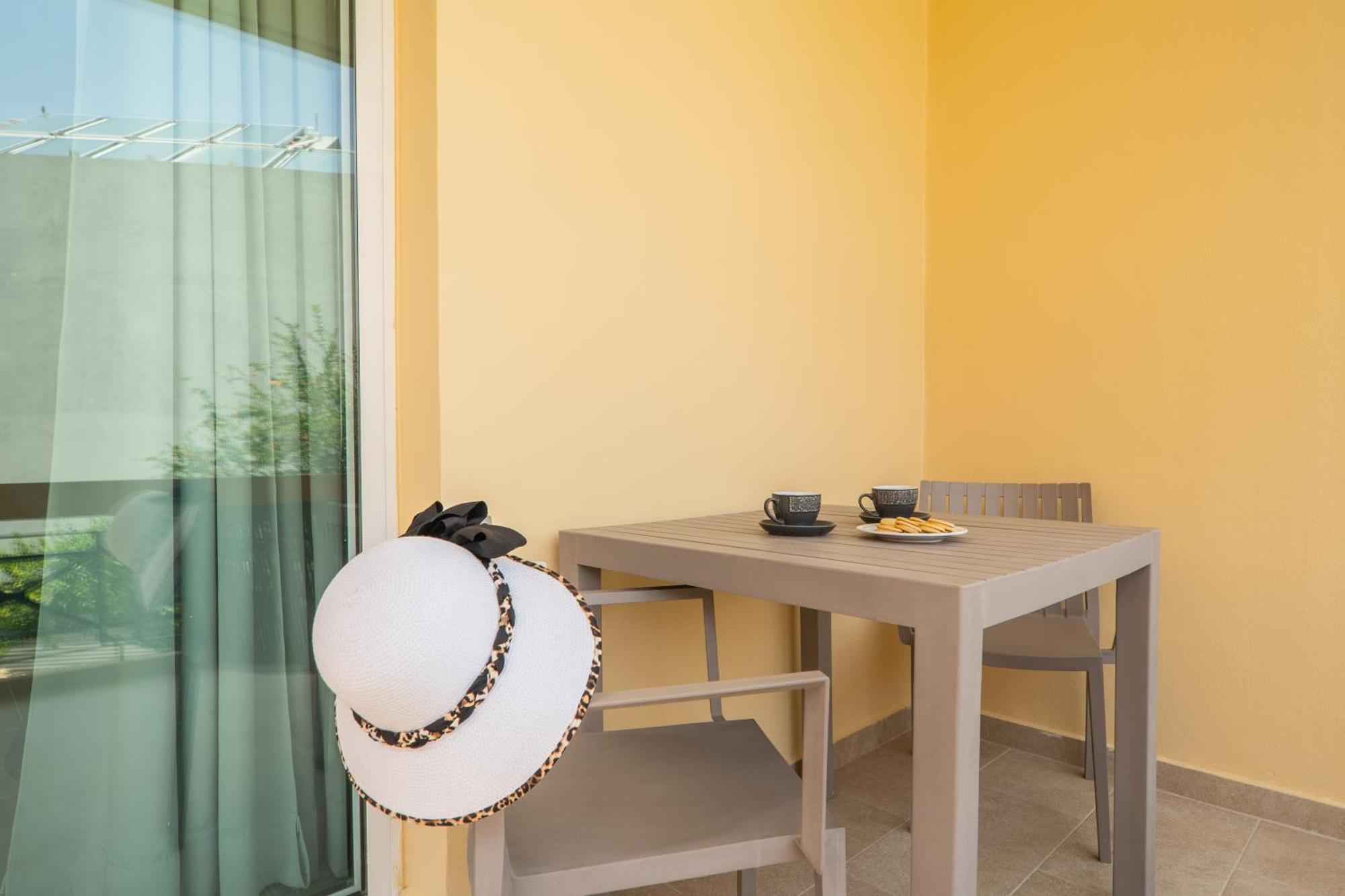 Manos Beachside Apartments Agia Marina  Room photo