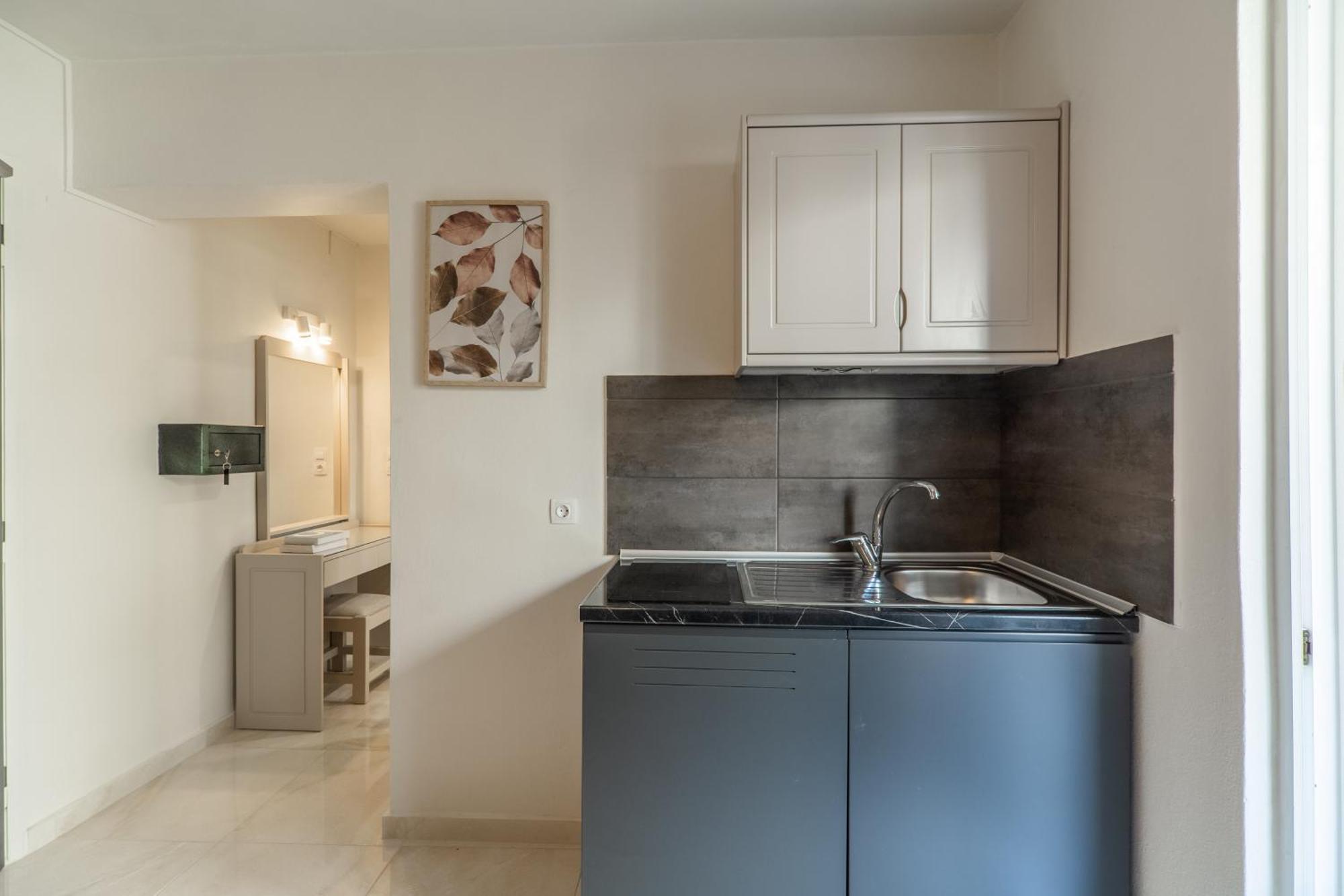 Manos Beachside Apartments Agia Marina  Room photo