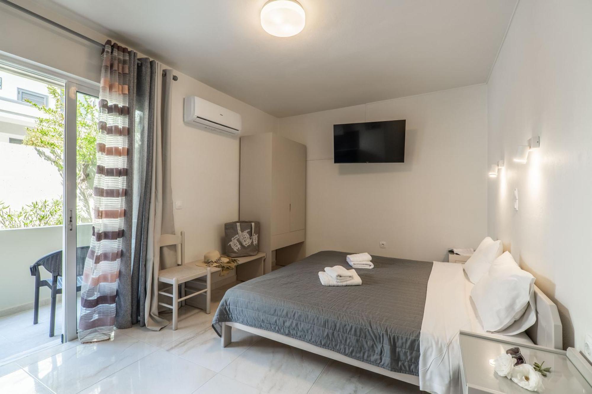Manos Beachside Apartments Agia Marina  Exterior photo