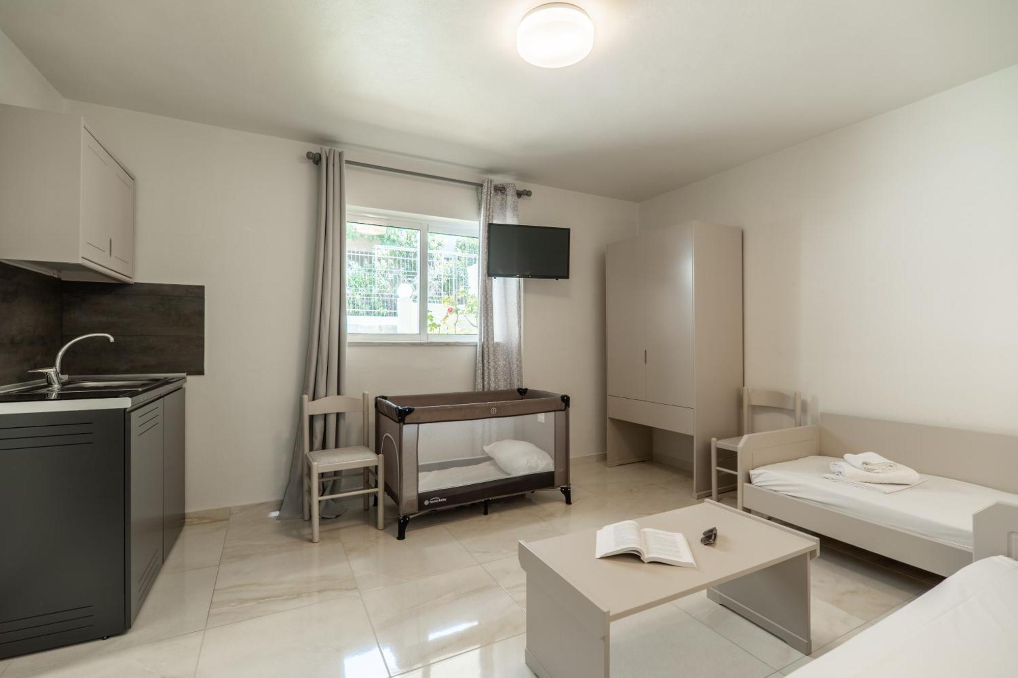 Manos Beachside Apartments Agia Marina  Room photo