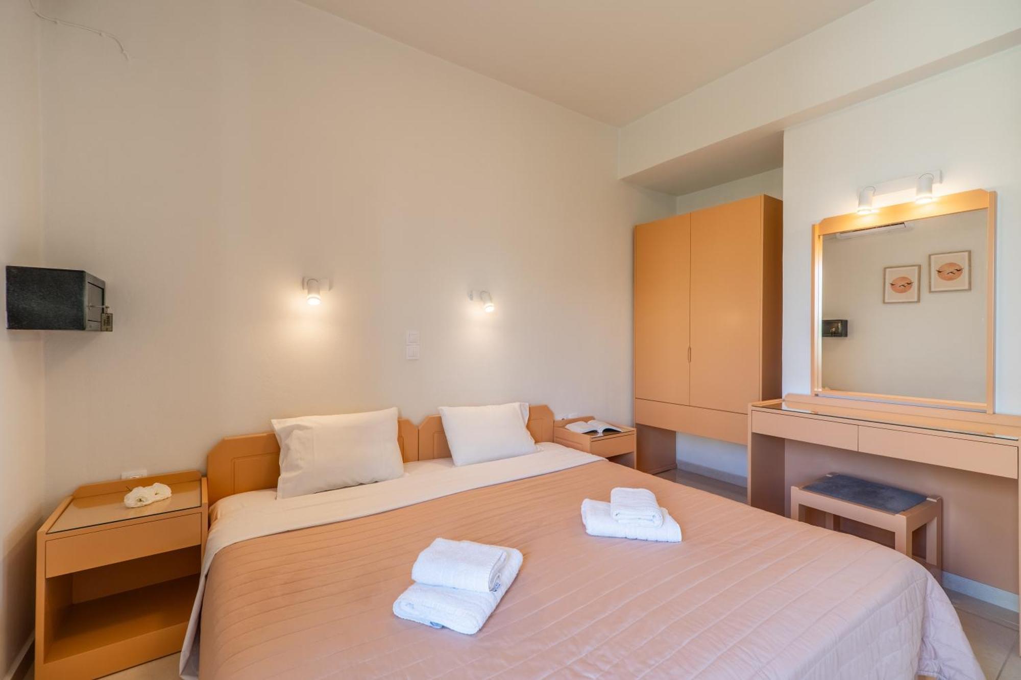 Manos Beachside Apartments Agia Marina  Room photo