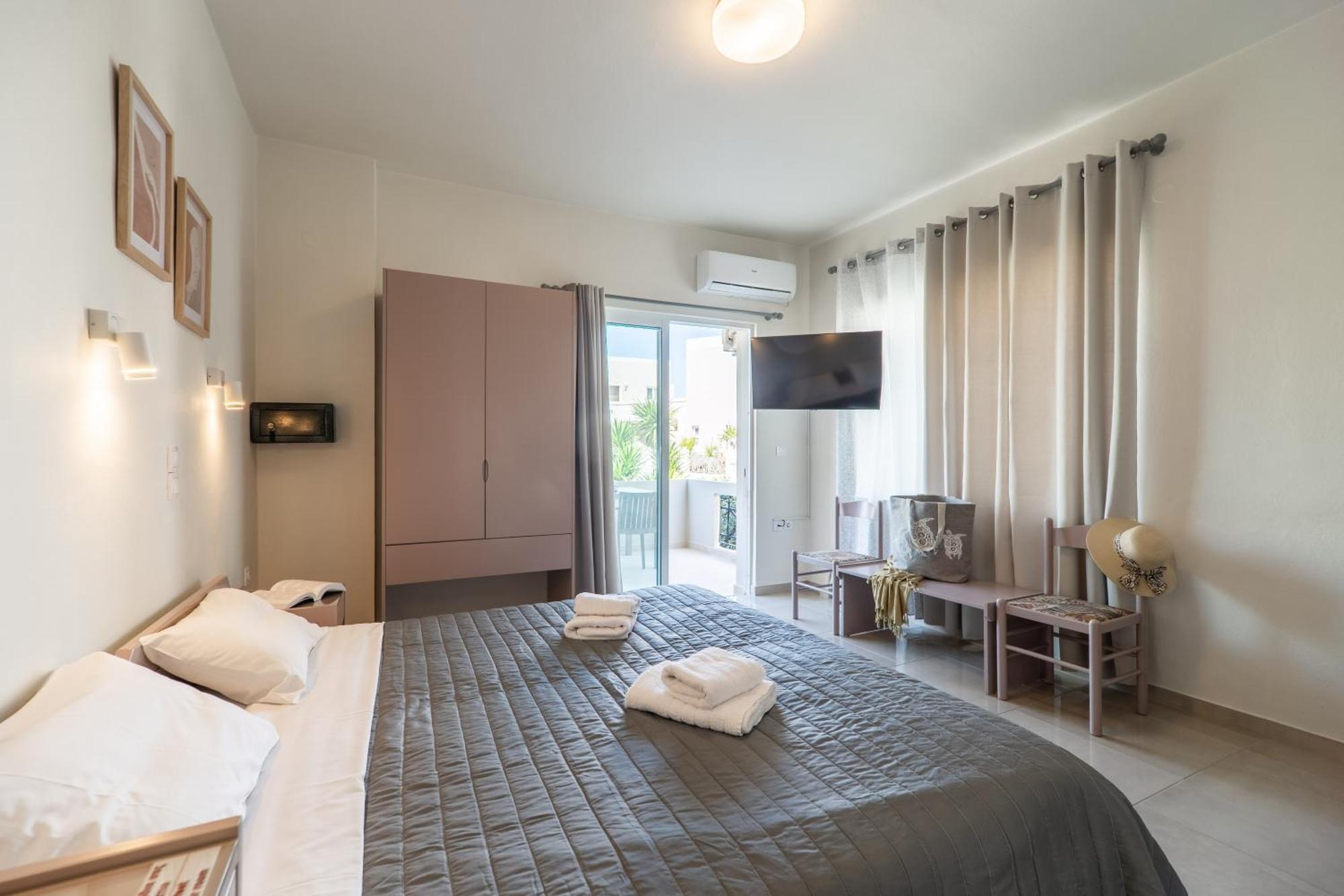 Manos Beachside Apartments Agia Marina  Room photo
