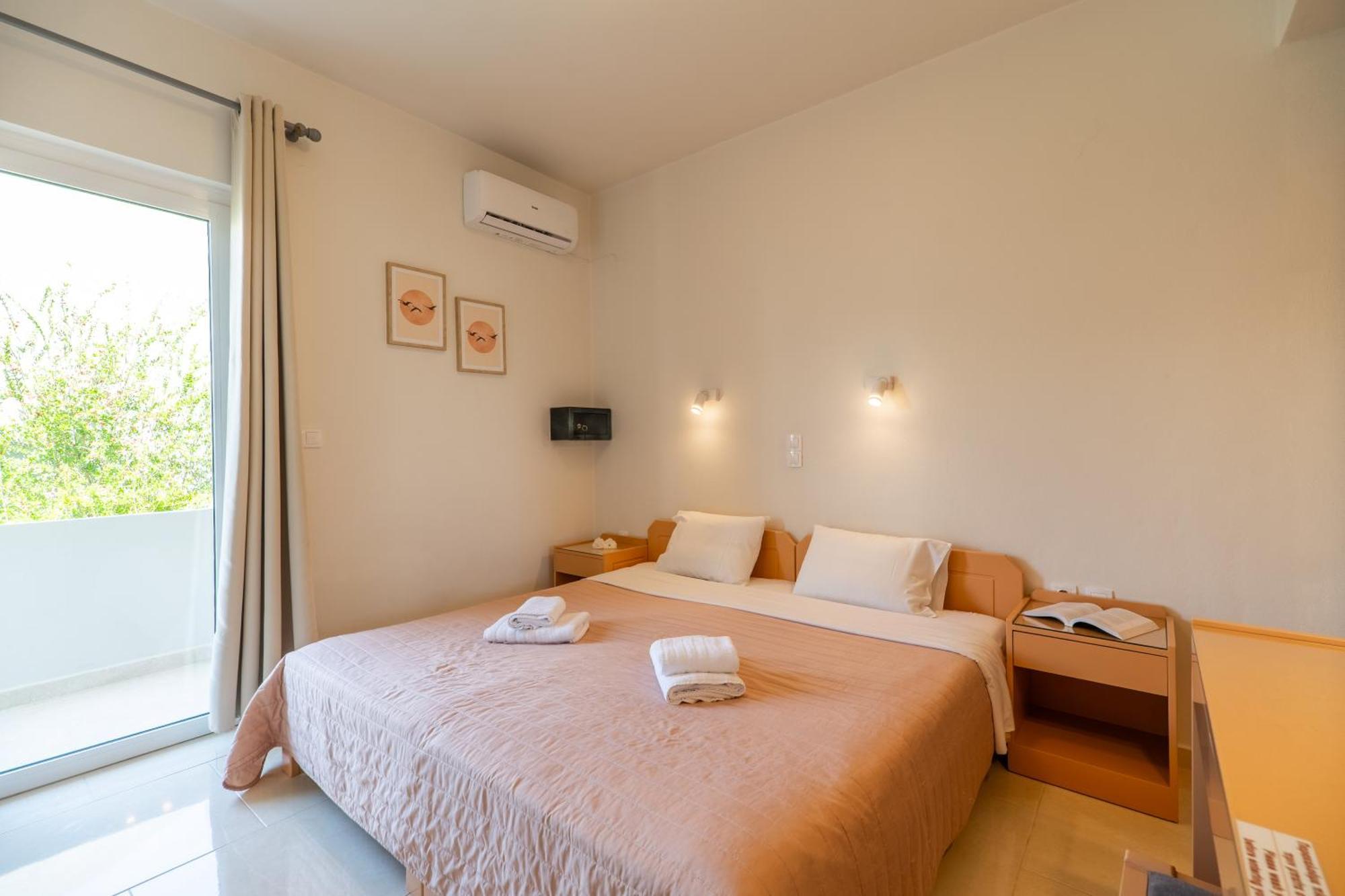 Manos Beachside Apartments Agia Marina  Room photo