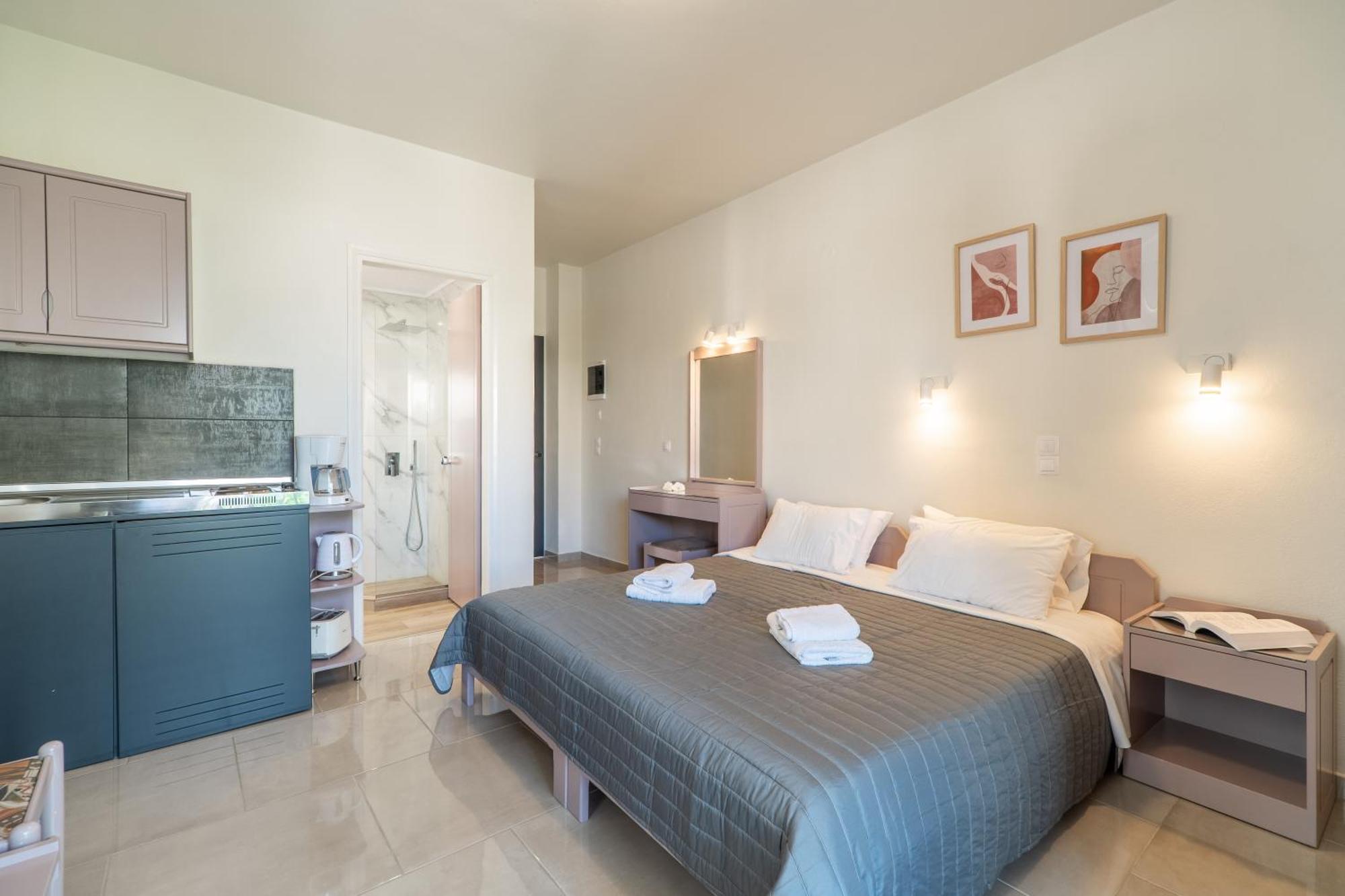 Manos Beachside Apartments Agia Marina  Exterior photo