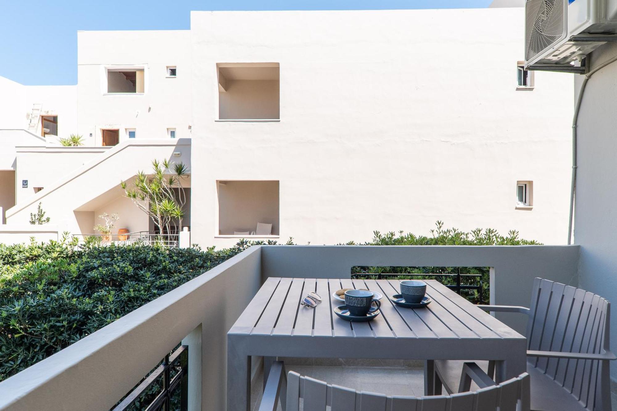 Manos Beachside Apartments Agia Marina  Exterior photo